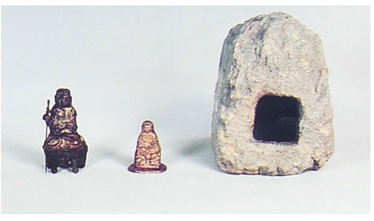 Stone chest with gilt bronze images of Buddha discovered in Taesongsan Fort Stone chest with gilt bronze images of Buddha discovered in Taesongsan Fort