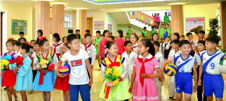 삼지연학생소년궁전에서 자기의 재능을 마음껏 꽃피워가고있는 학생소년들
