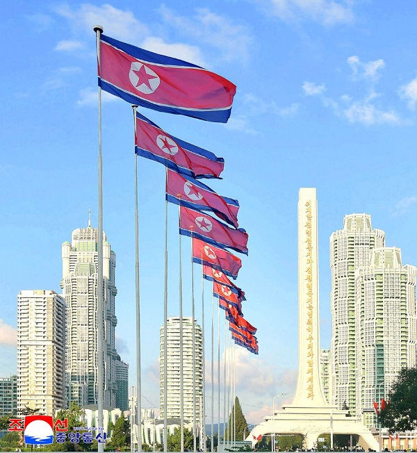 창공높이 휘날리는 조선의 국기