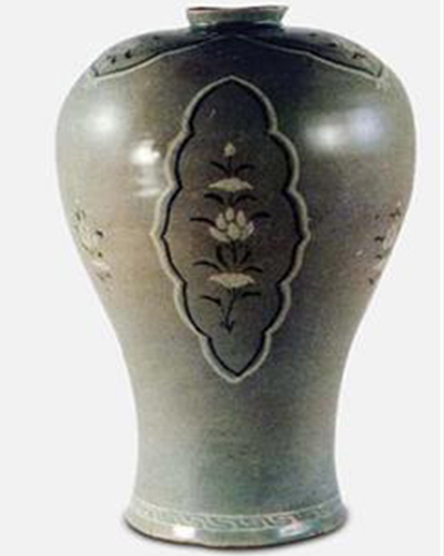 모란꽃새김무늬비색청자꽃병(12세기)