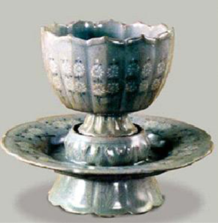 청자국화무늬박이잔과 잔대(12세기-13세기)(Flower-shaped celadon cup and stand with carved floral design)