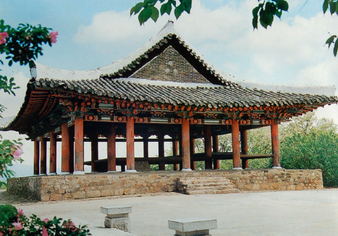 Side view of the Thonggun Pavilion