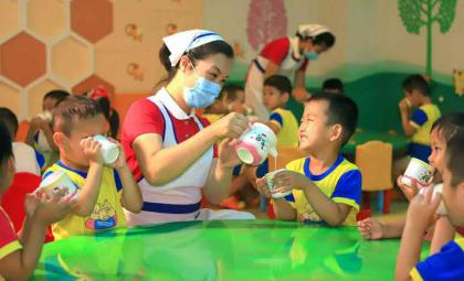 우유를 마시는 어린이들