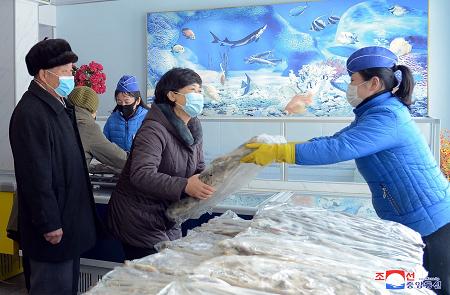 물고기를 공급받는 인민들