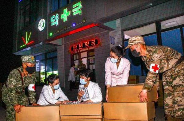 방역사업에 헌신하는 조선인민군 군의들과 약국종업원들