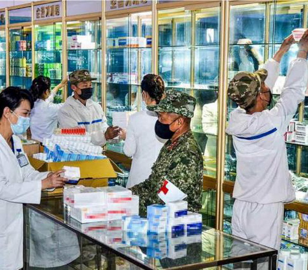 약품들을 진렬하는 의료일군들