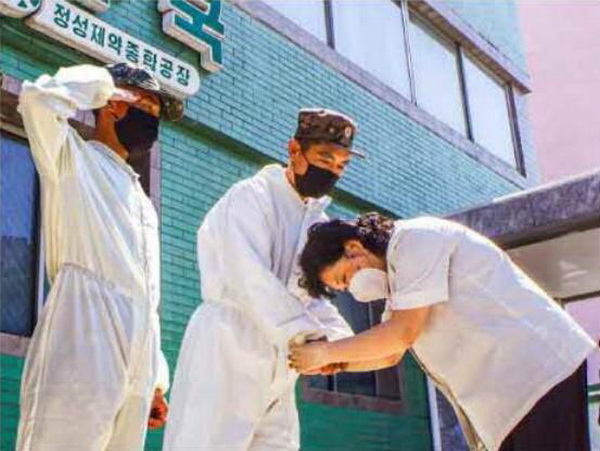 친혈육의 정을 나누는 군의부문 전투원들과 인민