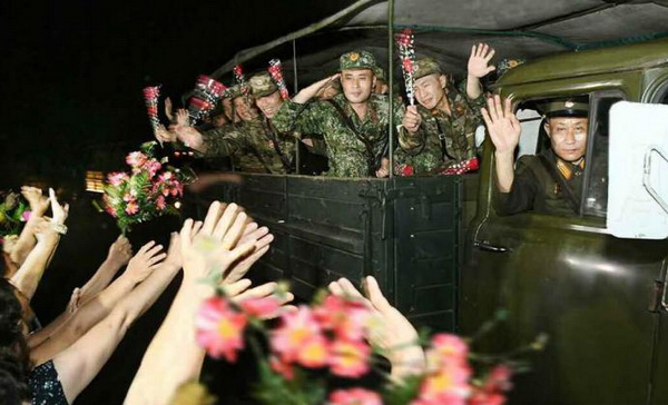 방역대승을 이룩하고 귀대하는 군의부문 전투원들과 환송하는 인민들