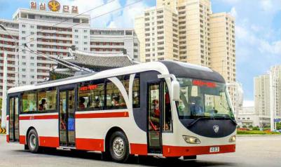 奔驰在首都街道的新型无轨电车 奔驰在首都街道的新型无轨电车