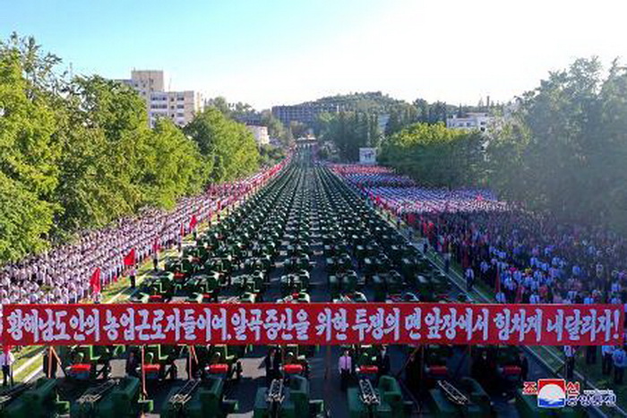 황해남도 해주시에 늘어선 농기계들