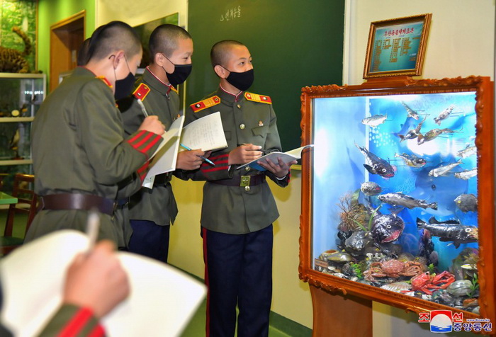  혁명의 후비대로 준비해나가는 혁명학원 원아들