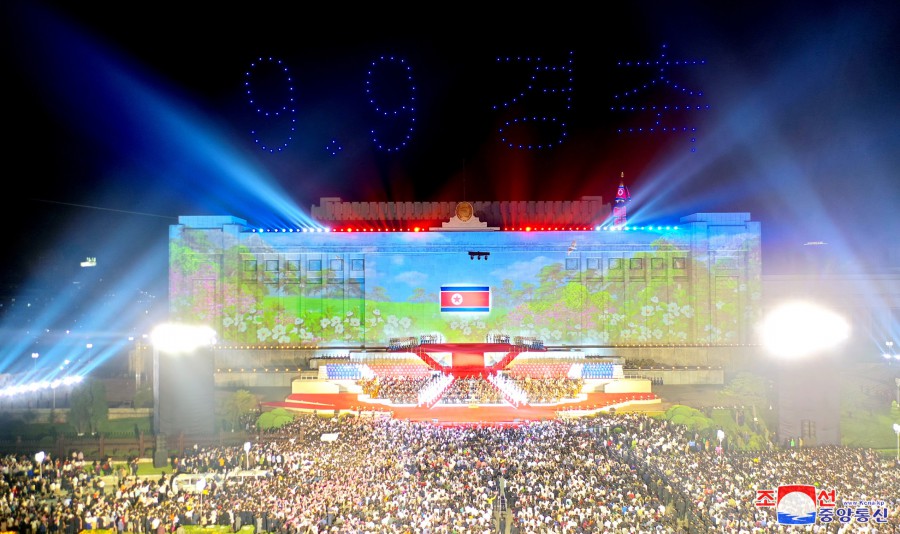  삼색조명효과로 화려한 조선민주주의인민공화국창건 74돐경축 대공연무대