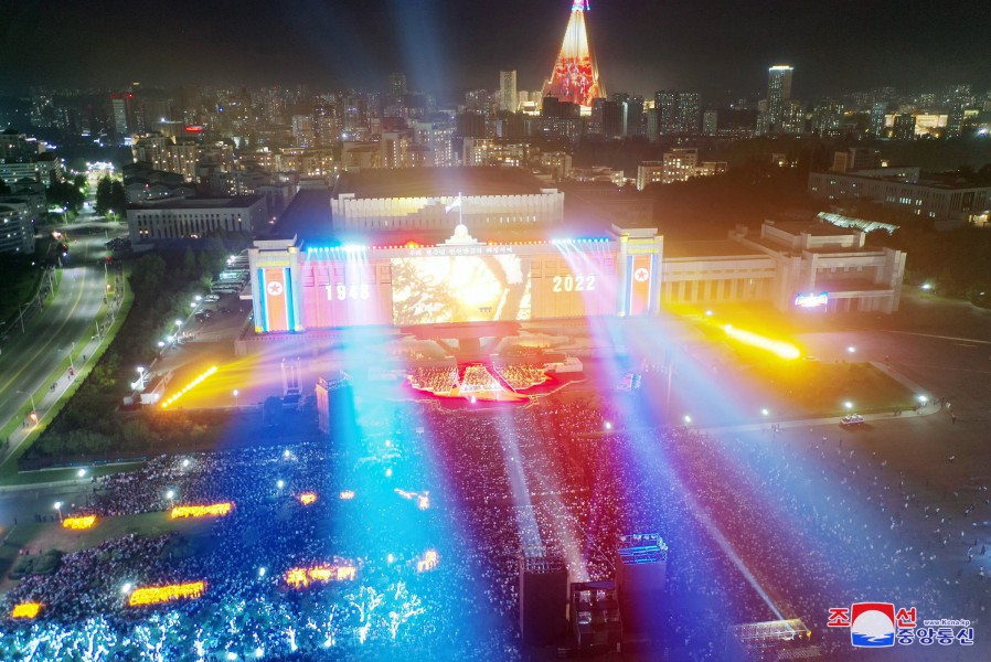  삼색조명효과로 화려한 조선민주주의인민공화국창건 74돐경축 대공연무대
