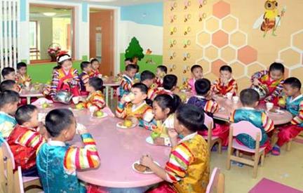 우유을 마시는 어린이들