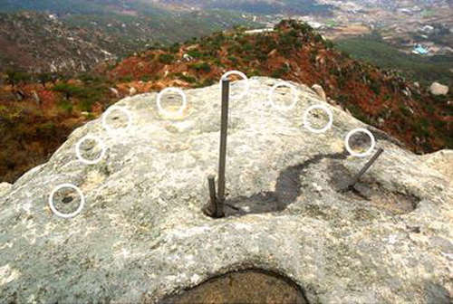  打在开城市松岳山山顶上的铁桩