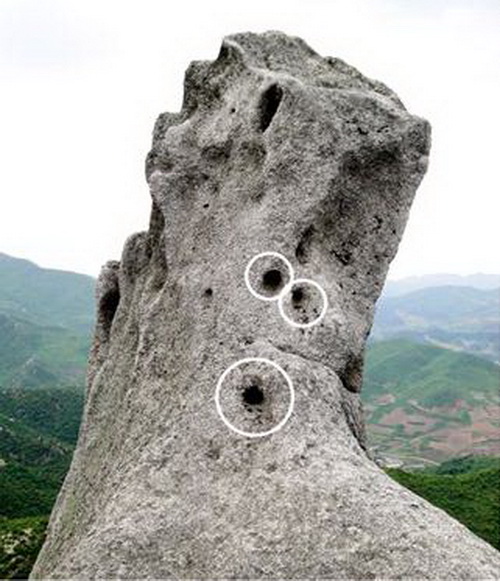  打在开城市天林山龙马岩上的铁桩位置