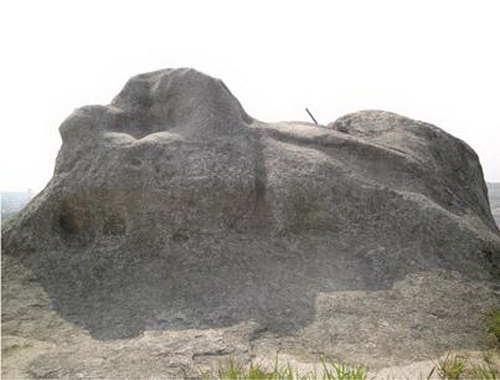  打在开城市蜈蚣山仙男岩上的铁桩