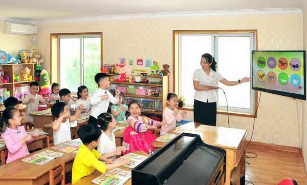 세상에 부럼없이 마음껏 배우며 자라는 조선의 어린이들