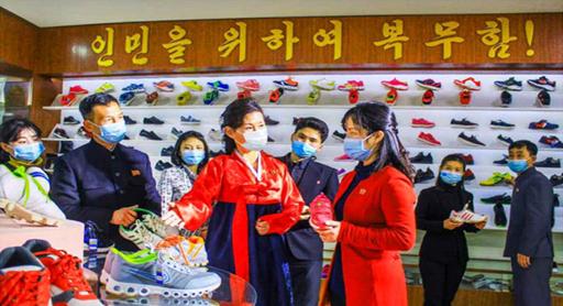 숭고한 인민사랑의 뜻을 가슴에 새겨안는 근로자들