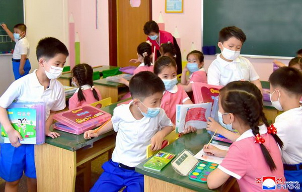 사랑의 학용품을 받아안은 학생들