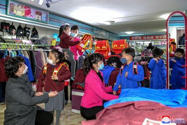 새 교복과 가방을 받아안은 학생들