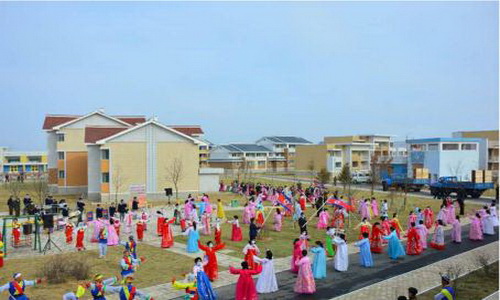 새집들이 기쁨으로 춤바다를 펼쳐놓는 농촌주민들