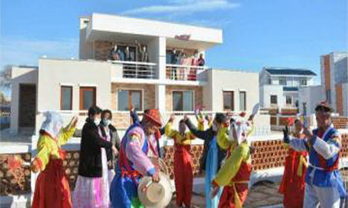 새집들이 기쁨으로 춤바다를 펼쳐놓는 농촌주민들