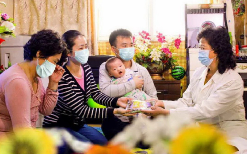 사랑의 젖제품을 받아안는 가족