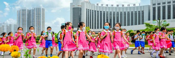 穿新款校服的朝鲜孩子们