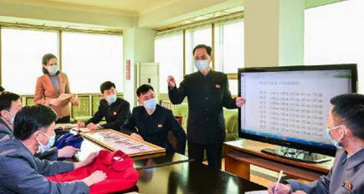 새 몸재기지도서를 전달받는 일군들