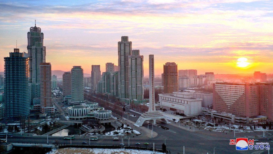 새해 첫 려명이 깃든 려명거리의 전경