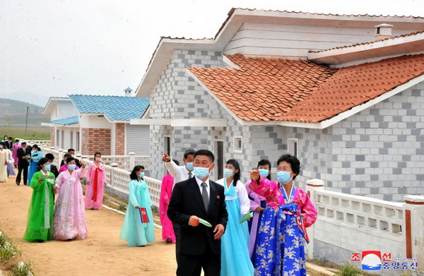 새 살림집에 보금자리를 편 농촌주민들