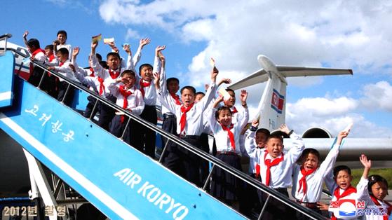 사랑의 비행기에 오르는 소년단대표들