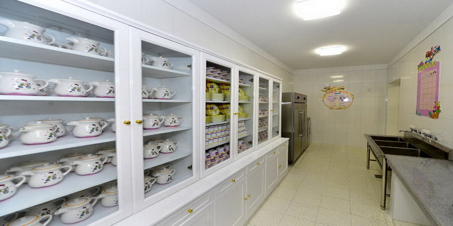  평양애육원식당에 일식으로 갖추어진 새 집기류들