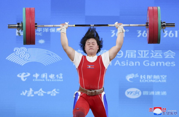 제19차 아시아경기대회 녀자력기 76kg급경기에서 1위를 쟁취한 송국향선수(가운데)