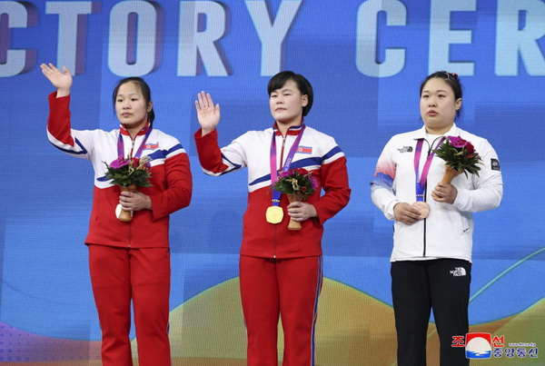 제19차 아시아경기대회 녀자력기 76kg급경기에서 1위를 쟁취한 송국향선수(가운데)