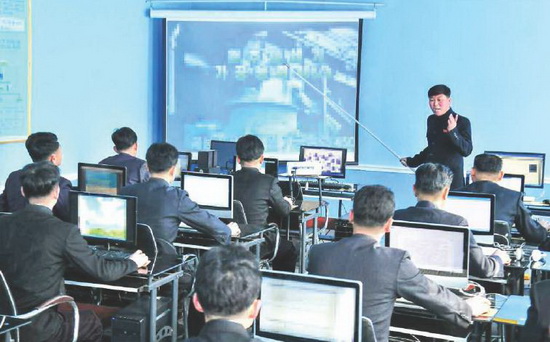 원격교육을 받고있는 근로자들