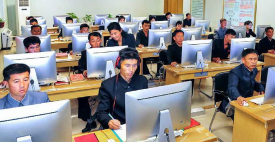 원격교육을 받고있는 근로자들