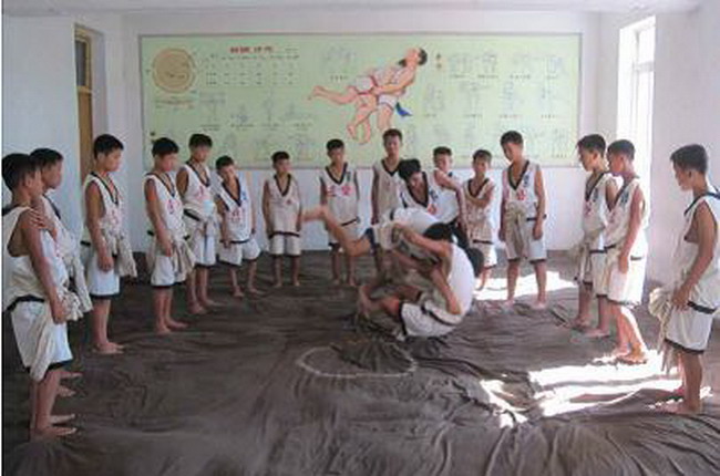 씨름기술을 배우고있는 학생들