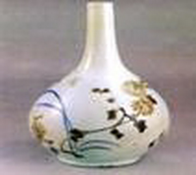 Crimson white chrysanthemum-pattern vase Crimson white chrysanthemum-pattern vase