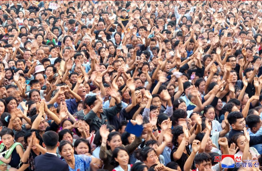 감격의 환호성을 목청껏 터치는 수재민들