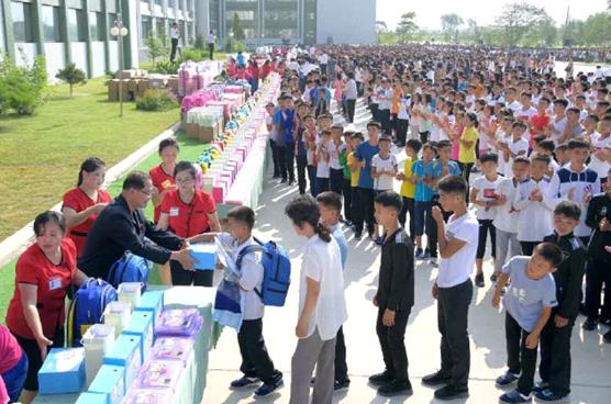 사랑의 선물을 받아안는 수해지역의 학령전어린이들과 학생들 사랑의 선물을 받아안는 수해지역의 학령전어린이들과 학생들
