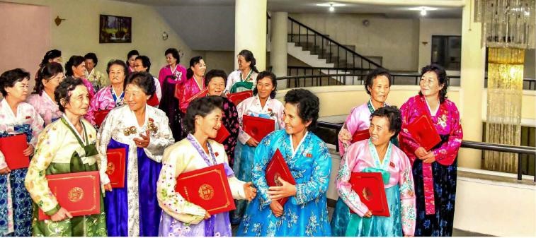 Mothers awarded the first Communist Mother Honor Prizes