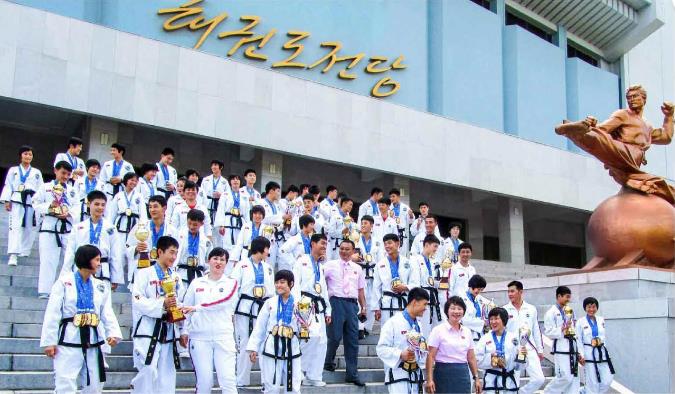 제10차 아시아태권도선수권대회에서 우승한 조선의 태권도선수들