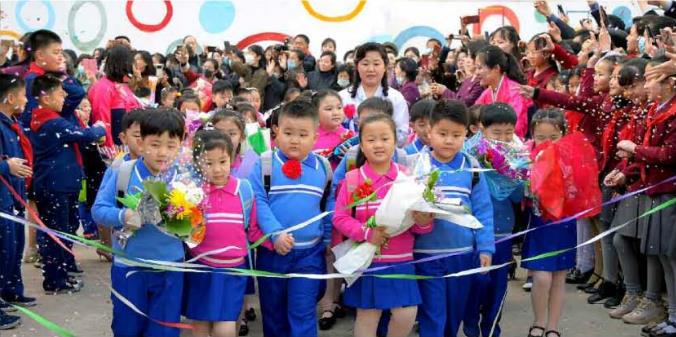 새 교복을 입고 개학날을 맞은 학생소년들