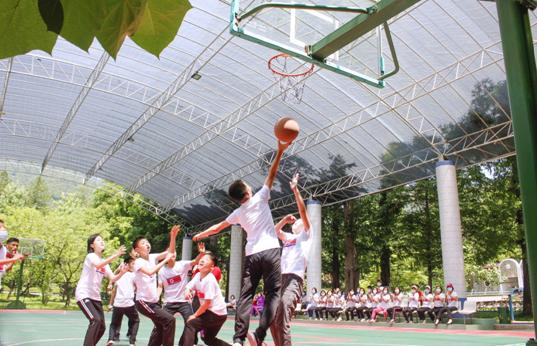 롱구를 하는 야영생들