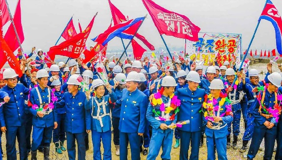 사회주의건설장들에서 위훈을 떨쳐가고 있는 청년돌격대원들