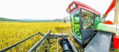 당의 은정속에 마련된 능률높은 농기계들