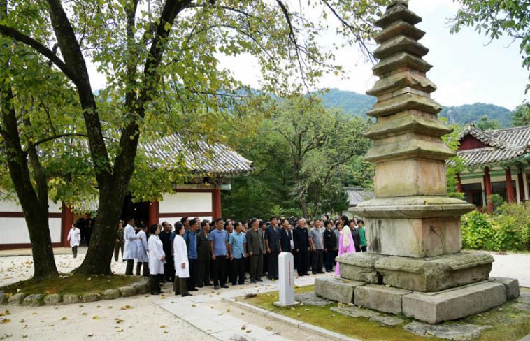 명승지들에서 조국산천의 아름다움을 향유하는 수재민들