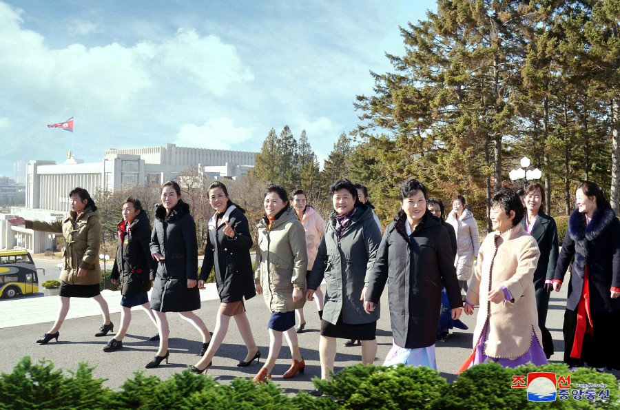 기쁨과 환희속에 보람찬 삶을 누려가는 조선녀성들